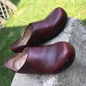 Maroon Dansko clogs!! ❤️🖤